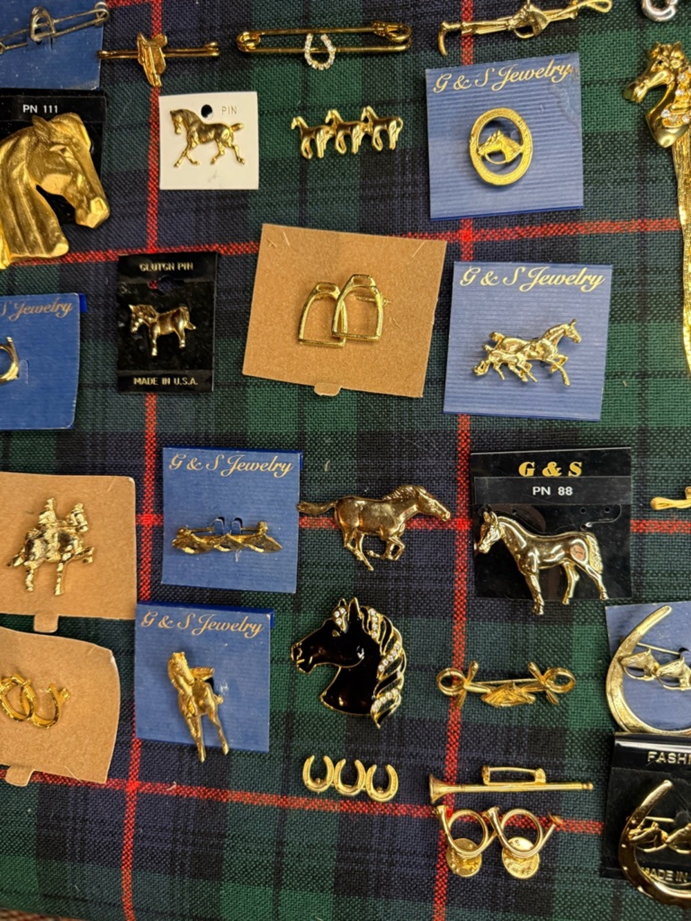 Large lot of Equestrian Horse Brooches and Clutch Pins - Picture 3 of 5